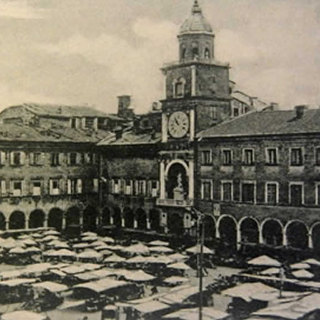Piazza delle Erbe a Modena